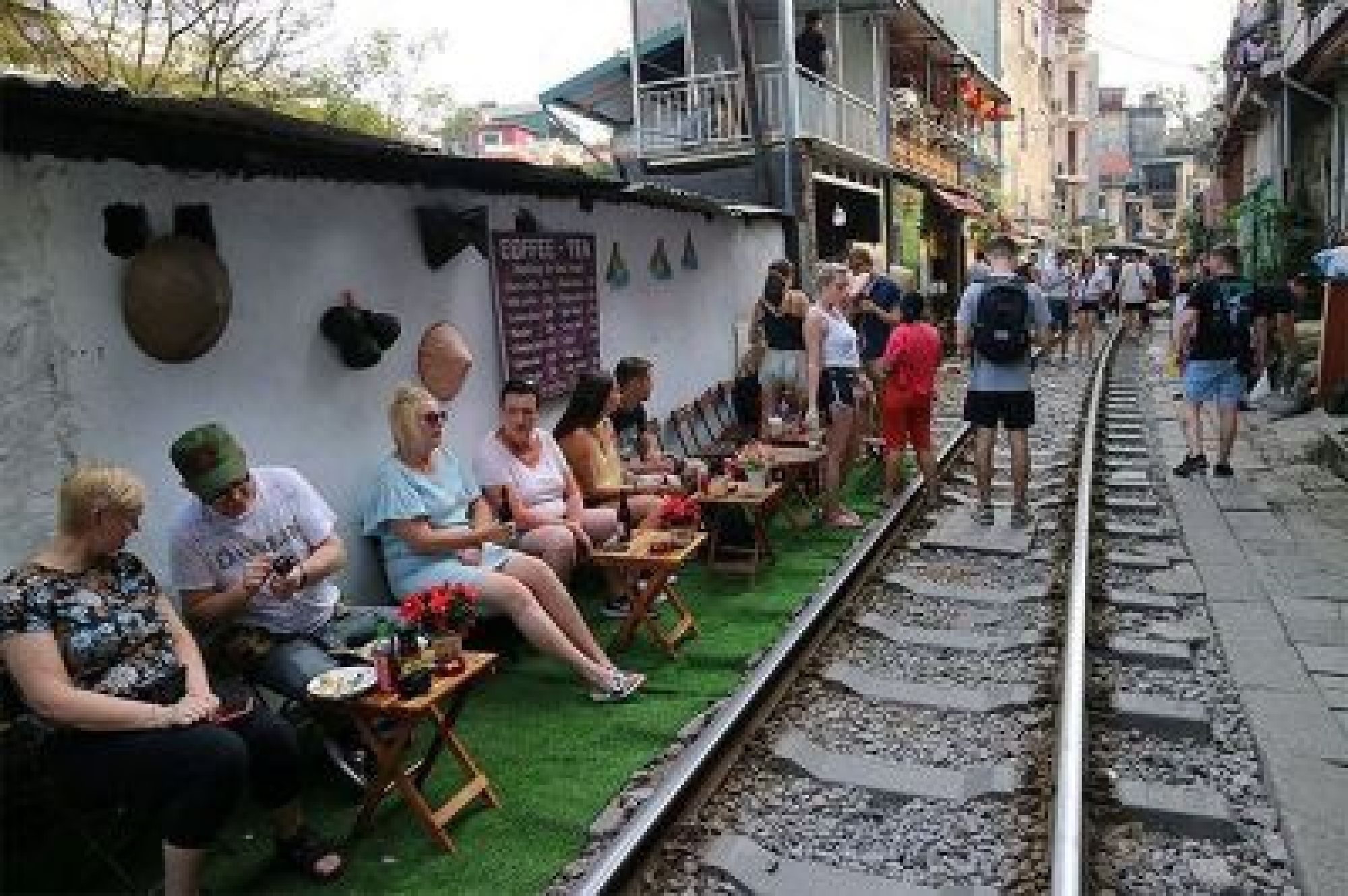 Quán cà phê &quot;thách thức tử thần&quot; đông nghẹt khách du lịch ở Hà Nội
